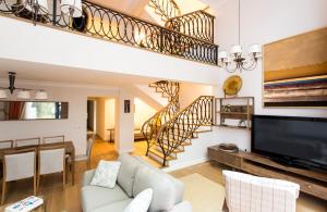 uma sala de estar com um sofá e uma televisão em Amazing Triplex Apartment By Deniz Suites em Istambul