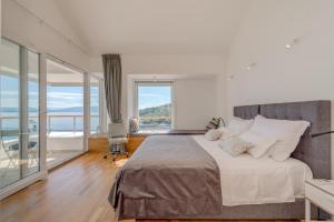 En eller flere senge i et værelse på Villa Talia + 37 billeder