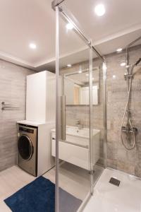 Et bad på Amazing Triplex Apartment By Deniz Suites