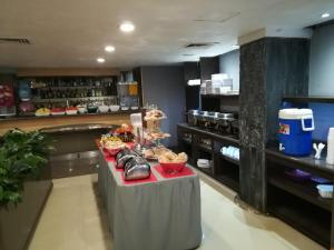 a buffet in a restaurant with a table with food at Hotel Mexicali in Mexico City