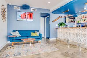 un soggiorno con divano blu e bar di Downtowner Boutique Hotel a Las Vegas