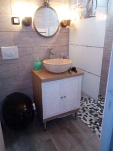 bagno con lavandino e specchio di Loft Les Tourelles ad Andon