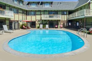 Swimming pool sa o malapit sa Svendsgaard's Lodge- Americas Best Value Inn & Suites