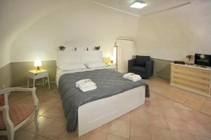 een slaapkamer met een bed, een stoel en een bureau bij Rifugio del Marchese in Ercolano