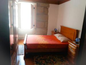 sypialnia z łóżkiem i dużym oknem w obiekcie Casa de Campo Cabriz Casa do Brasileiro w mieście Vila Real