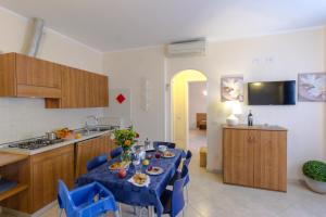 A kitchen or kitchenette at Casa Vacanze Isophylla