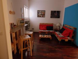 ラスパルマス・デ・グランカナリアにあるTwenty Seven Degrees Las Palmasのリビングルーム(ソファ、テーブル付)