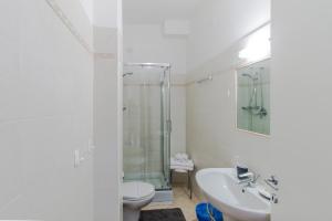 A bathroom at Casa Vacanze Isophylla Még 37 kép