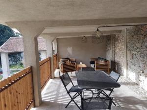 a patio with a table and chairs on a deck at Appartement + terrasse à 5 mn de Carcassonne in Pezens