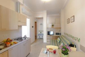 A kitchen or kitchenette at Casa Vacanze Isophylla