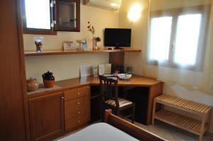 a home office with a desk and a chair at 7 Contrade in Taranto