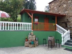 une maison verte avec un escalier et une terrasse dans l'établissement CASA XEADA, à Lourenzá