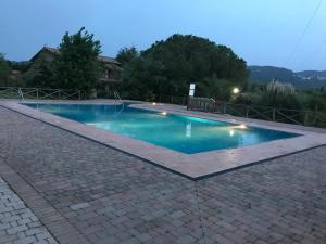 Bazén v ubytování Agriturismo Podere Gozzuto nebo v jeho okolí