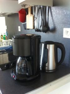 uma máquina de café sentada em cima de um balcão de cozinha em Au coeur de bourg... em Saint-Lunaire