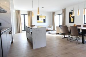 Kuchyň nebo kuchyňský kout v ubytování SEA VIEW LOGGIA by Beach House Jolindoor
