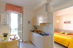 A kitchen or kitchenette at Casa Vacanze Isophylla