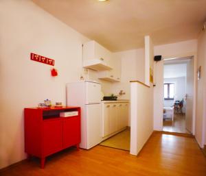 eine Küche mit einem weißen Kühlschrank und einem roten Schrank in der Unterkunft Old City in Novigrad Istria