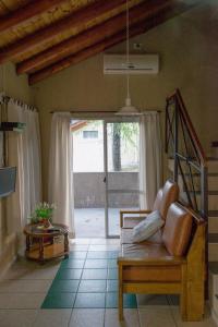 卡雀歐塔的住宿－Aguilas de Piedra，带沙发和窗户的客厅