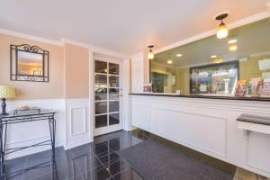 une salle à manger avec un comptoir et une table dans l'établissement Laguna Inn and Suites, à San Juan Capistrano