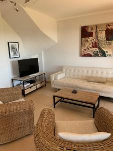 TV a/nebo společenská místnost v ubytování Villa les Coralines