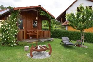 eine Holzhütte mit einem Hydranten im Hof in der Unterkunft Ferienwohnung Gitta in Dietersheim