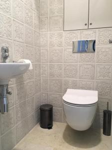 un baño con inodoro y lavabo en Very Vilnius Stikliu street, en Vilna 32 fotos más