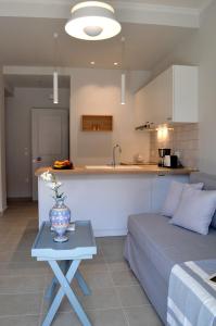 un salon et une cuisine avec un canapé et une table dans l'établissement Casa MaLu Boutique Apartments - No 1, à Gouviá