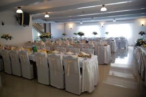 a banquet hall with white tables and white chairs at Noclegi Ciesiul in Orneta