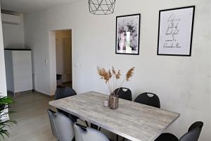 een eetkamer met een tafel en stoelen bij Apartment Luna in Umag