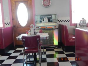 una sala da pranzo con tavolo e forno per pizza di Summer Nites a North Wildwood