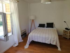 シニーにあるRiverside houseのベッドと窓のある白い寝室