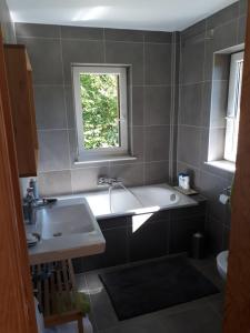 ein Badezimmer mit Badewanne und Waschbecken und einem Fenster in der Unterkunft Riverside house in Chiny + 20 Fotos