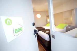 Giường trong phòng chung tại Campanile Grenoble Nord - Saint-Egrève +15 ảnh