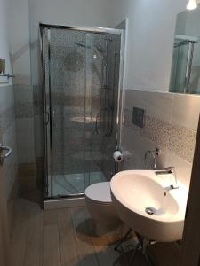 A bathroom at Domo Silvia