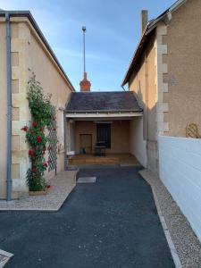 un garage avec une table et une chaise dans l'établissement Studio Gallieni, à La Châtre