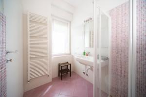 bagno con lavandino e finestra di B&B La Malvasia a Trento