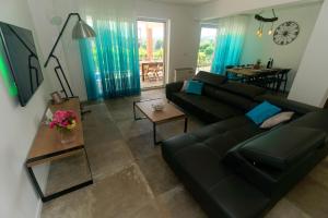 un soggiorno con un divano e un tavolo di Villa Nerium a Malinska