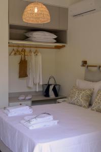 ein Schlafzimmer mit einem Bett mit zwei weißen Handtüchern darauf in der Unterkunft Casa MaLu Boutique Apartments - No 2 in Gouvia