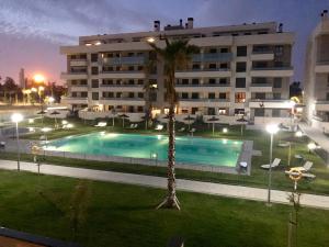 Бассейн в Playa Los Álamos, descanso y ocio en Torremolinos или поблизости