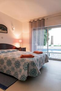 Llit o llits en una habitació de Great view to sea, villa with pool