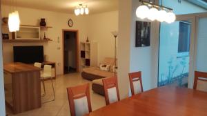 VILLA ČEH في Gabrovica pri Črnem Kalu: غرفة طعام وغرفة معيشة مع طاولة وكراسي