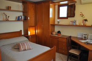 a bedroom with a desk and a bed and a deskictericter at 7 Contrade in Taranto