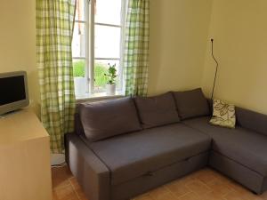 sala de estar con sofá y ventana en Bergsgatan 64 en Gränna