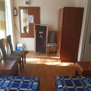 een woonkamer met een tafel en stoelen en een schoolbord bij Firlej Plaża in Firlej
