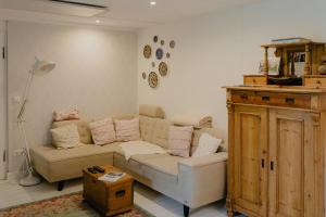 a living room with a couch and a table at Lieblings Platz hytte in Kirburg +9 photos