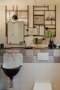 a bathroom with a sink and a tiled counter at Lieblings Platz hytte in Kirburg