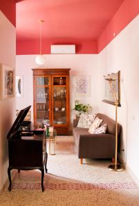 un soggiorno con divano e pianoforte di Arco29 a Bagheria