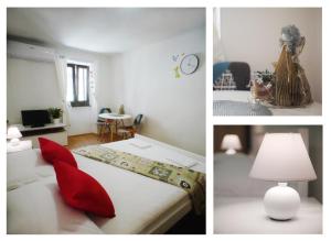 2 Bilder eines Schlafzimmers mit einem Bett mit roten Kissen in der Unterkunft Old City in Novigrad Istria