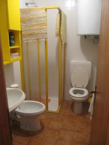 Vonios kambarys apgyvendinimo įstaigoje Bilocale con box - Condominio Cardinello Rosa