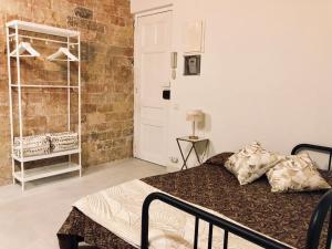 Un dormitorio con una cama y una pared de ladrillo. en Magic Apartment with Private Terrace, en Barcelona